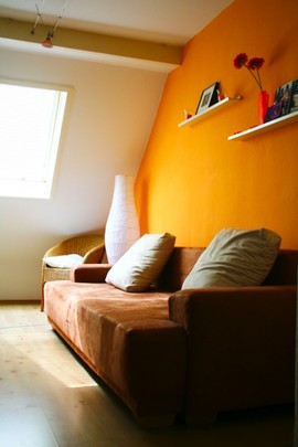 天窓,斜めの壁,包まれ感,明るさ